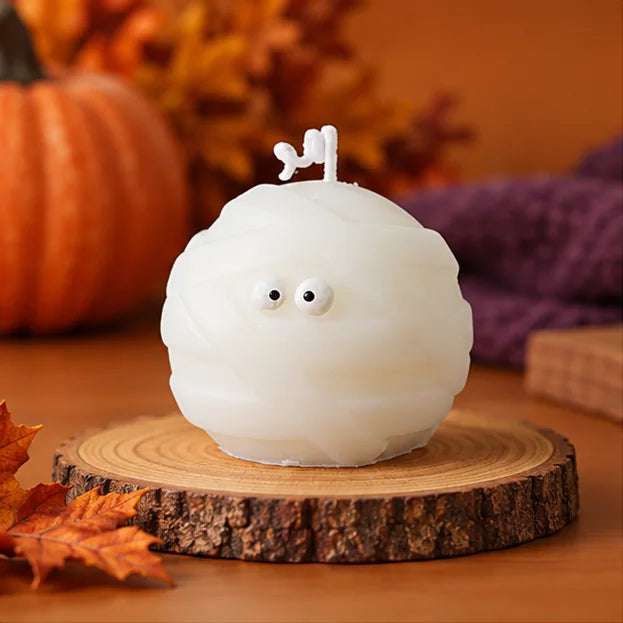 Runde Halloween Duftkerze im Mumienkugel Design