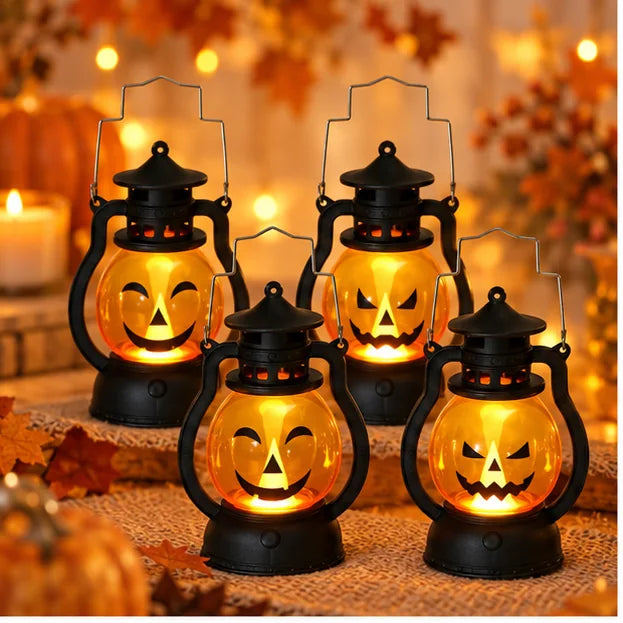 Leuchtende orangefarbene Halloween Kürbislaternen