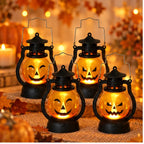 Leuchtende orangefarbene Halloween Kürbislaternen