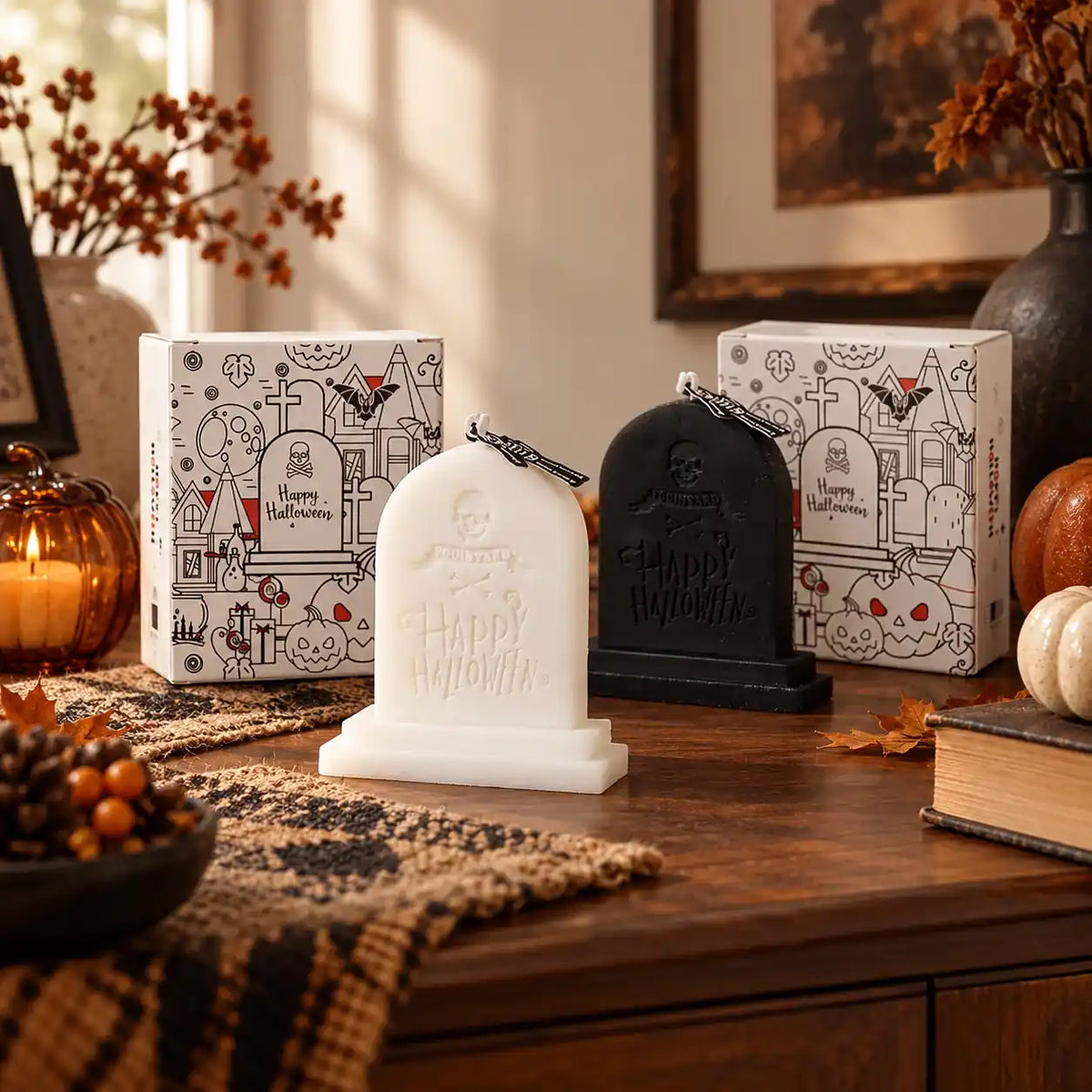Weiße und schwarze Halloween Duftkerzen in Grabsteinform mit Verpackung