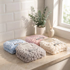 Vier MUMUSO Oversize-Haartrockentücher der Macaron-Serie in Hellblau, Hellgrau, Hellrosa und Beige