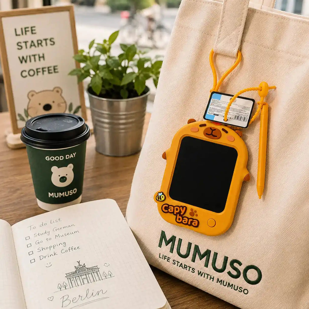 Orangefarbene Capybara Mini Zeichentafel mit Eingabestift an einer Stofftasche