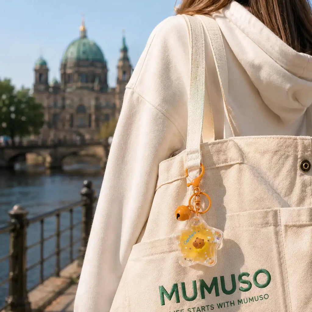 Capybara Schlüsselanhänger in Sternform an einer Stofftasche in Berlin