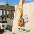 Capybara Taschenanhänger mit gelber Schlaufe an einer Stofftasche in Berlin