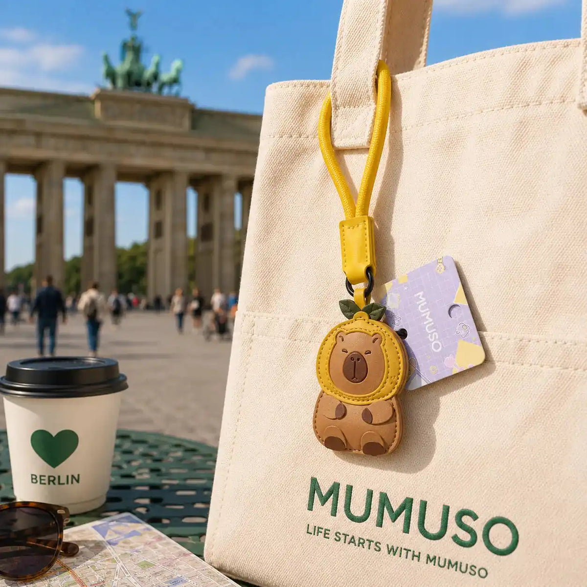 Capybara Taschenanhänger mit gelber Schlaufe an einer Stofftasche in Berlin