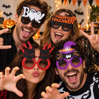 Halloween Gäste tragen dekorative Partybrillen