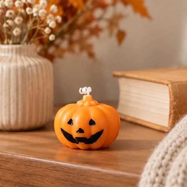 Kürbis Duftkerze in gemütlicher Herbstdekoration
