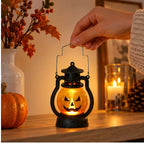 Hand platziert eine Halloween Kürbislaterne auf einem Regal