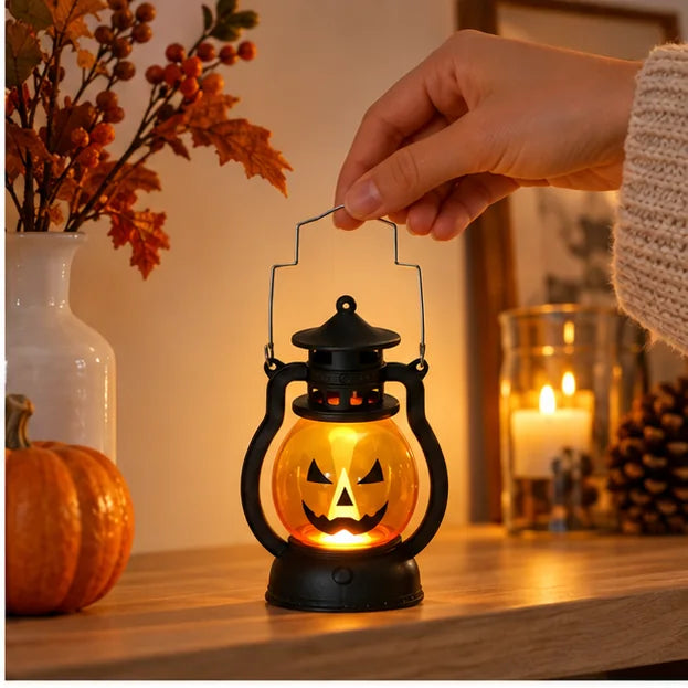 Hand platziert eine Halloween Kürbislaterne auf einem Regal
