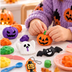 Kinderhände formen Halloween Figuren aus Modelliermasse