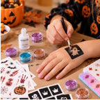 Temporäres Halloween Tattoo wird aufgetragen