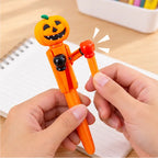 Hände zeigen den beweglichen Mechanismus des Halloween Kugelschreibers