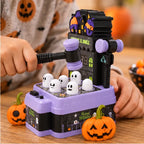 Kinderhände spielen mit dem Halloween Klopfspiel
