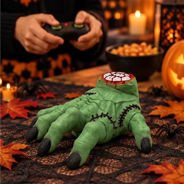 Halloween Scherzhand auf einem dekorierten Partytisch