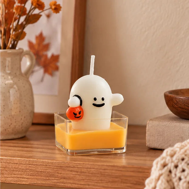 Geist mit Kürbis Kerze in gemütlicher Herbstdekoration