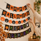 Hände befestigen eine Halloween Dekogirlande
