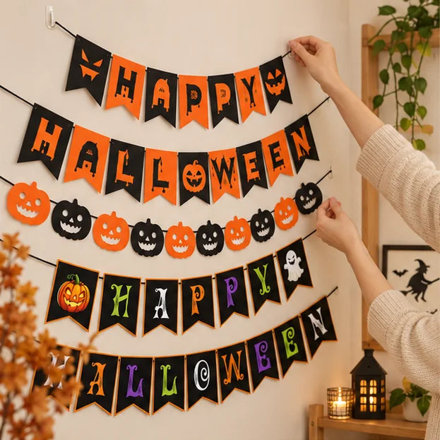 Hände befestigen eine Halloween Dekogirlande