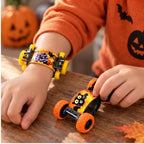 Kind spielt mit einem Halloween Schnapparmband und Rollspielzeug