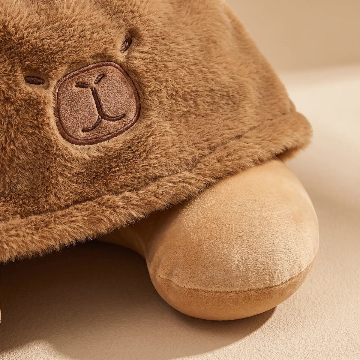Detailansicht des weichen Plüschbezugs und Capybara-Gesichts am MUMUSO Nackenkissen
