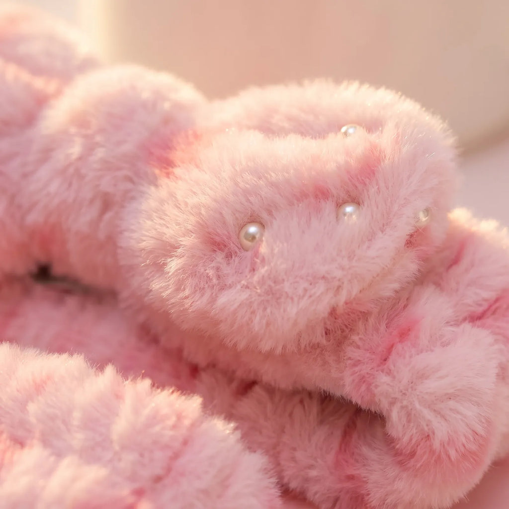 Detail der flauschigen Oberfläche und Perlen am rosa MUMUSO Haarband