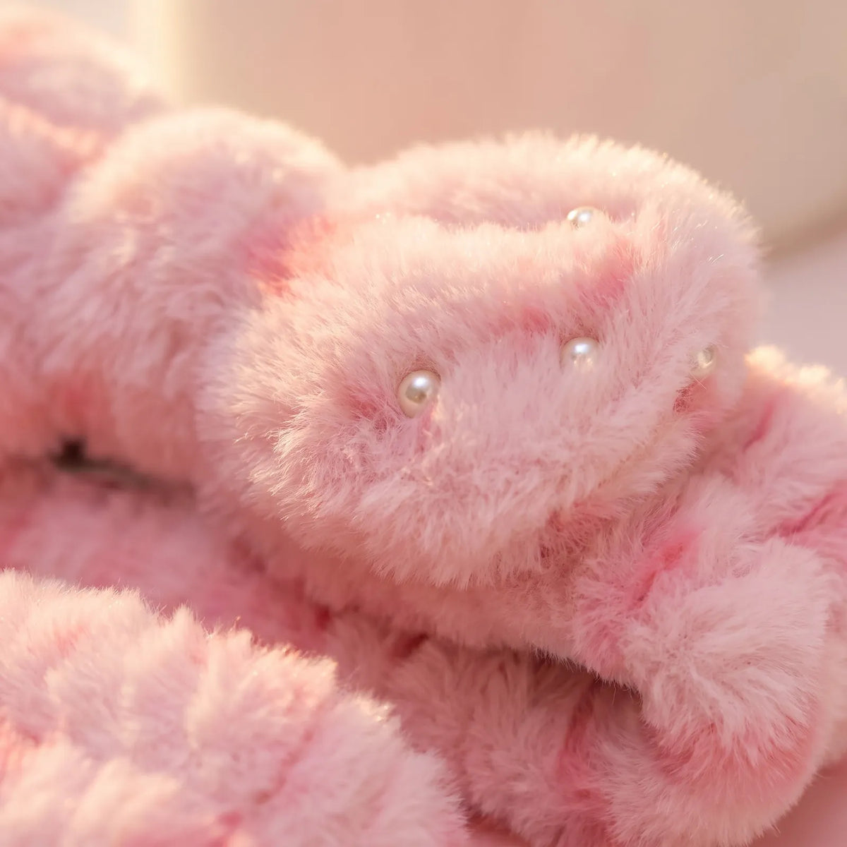 Detail der flauschigen Oberfläche und Perlen am rosa MUMUSO Haarband