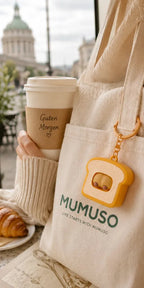 Capybara Schlüsselanhänger in Toastform an einer Stofftasche