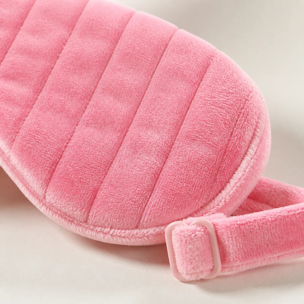 Detail der rosa MUMUSO Schlafmaske mit Steppnähten, weicher Oberfläche und verstellbarem Band
