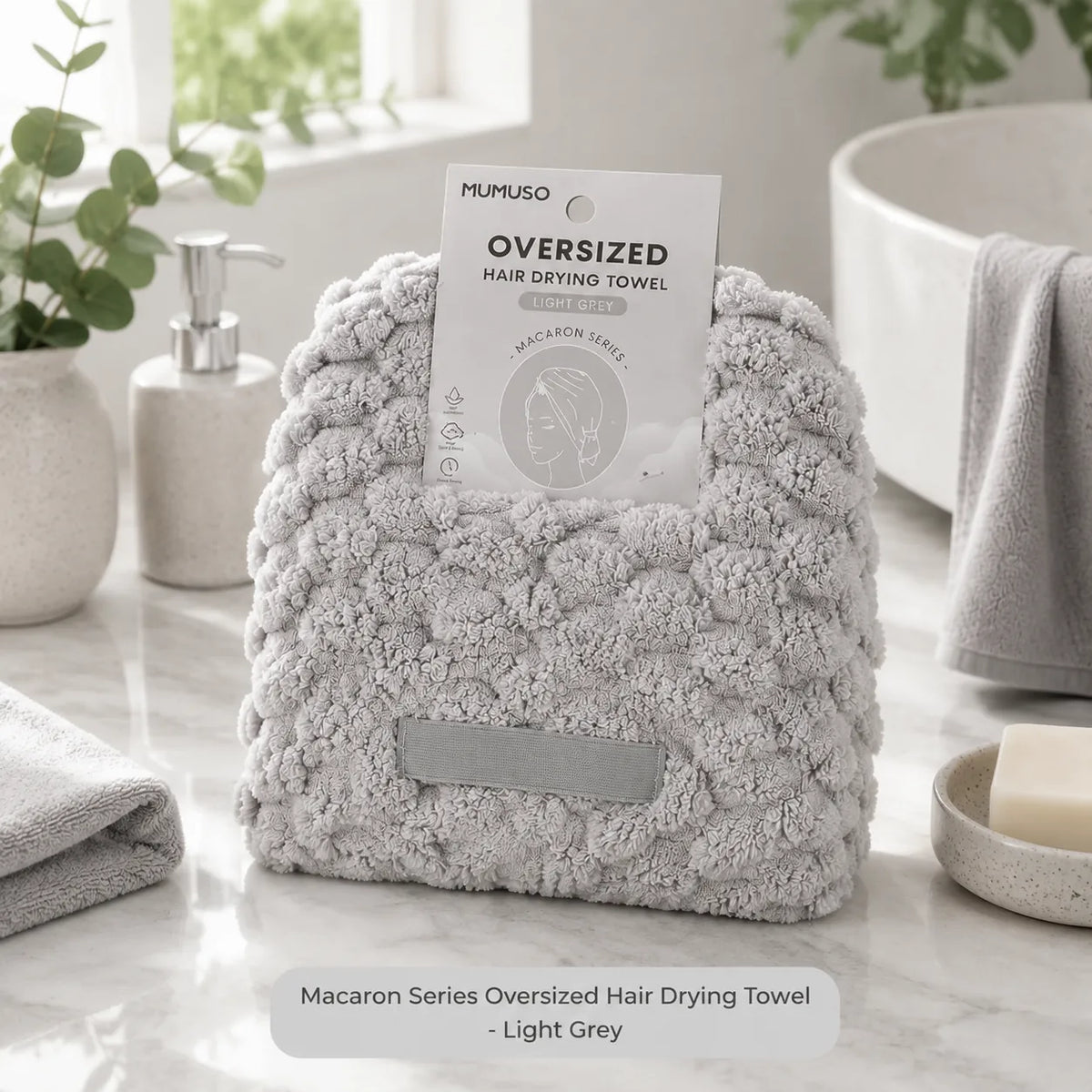 Hellgraues MUMUSO Oversize-Haartrockentuch der Macaron-Serie im Badezimmer