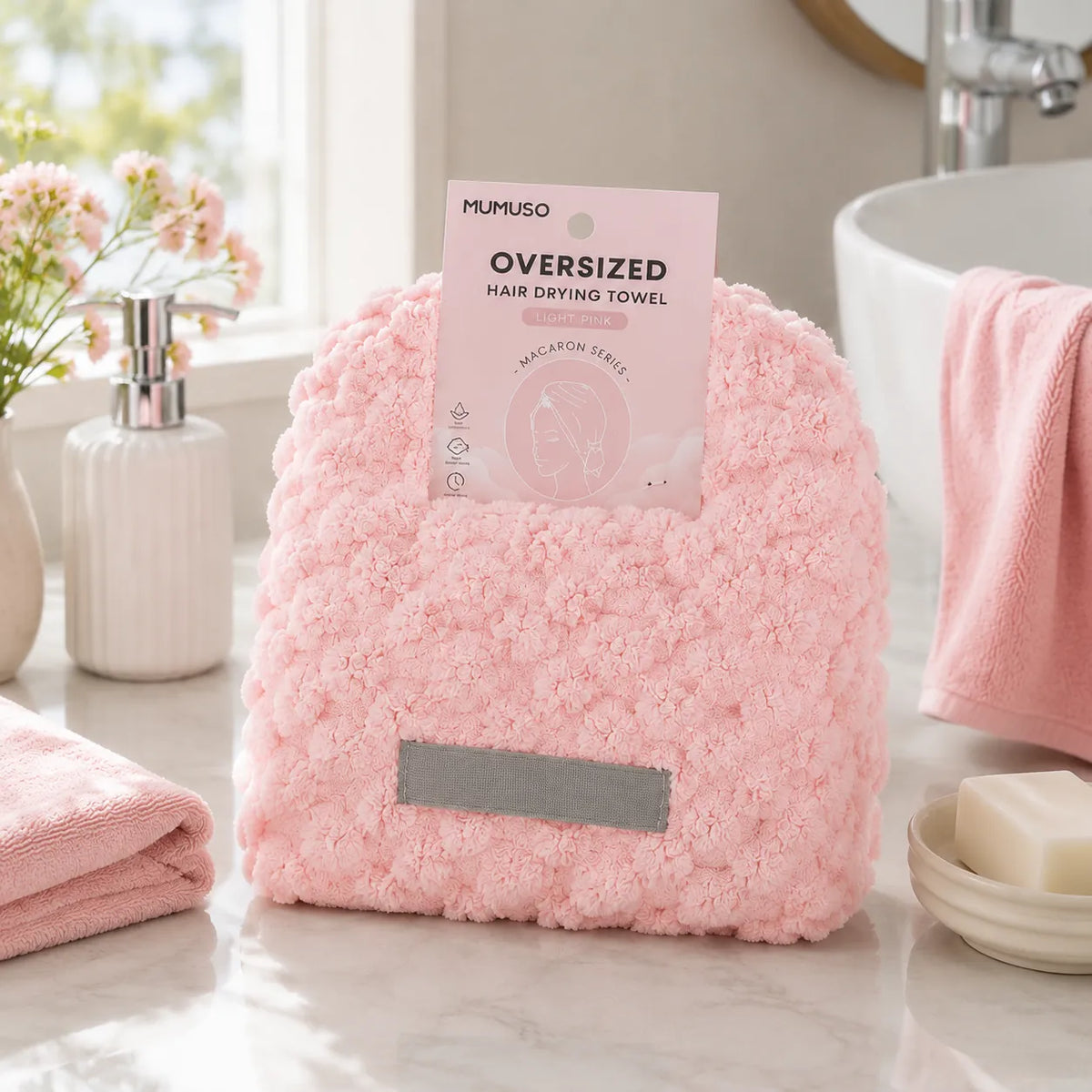 Hellrosa MUMUSO Oversize-Haartrockentuch der Macaron-Serie im Badezimmer