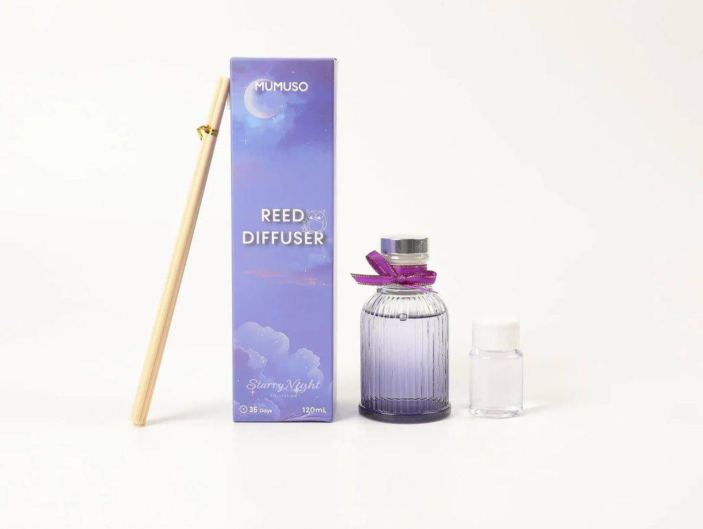 Starry-Night-Raumduft-Diffuser in Lila, 120 ml, mit Duftstäbchen und Nachfüllflasche vor weißem Hintergrund