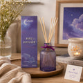 Starry-Night-Raumduft-Diffuser in Lila, 200 ml, mit Duftstäbchen in einer Wohnszene