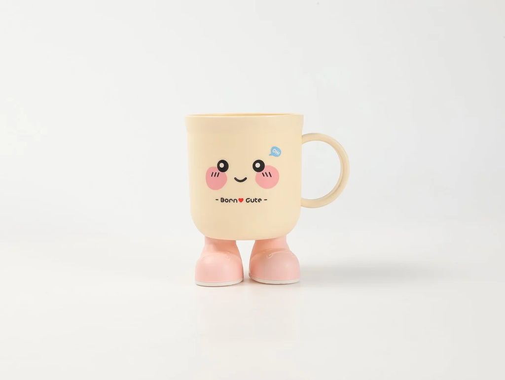 Rosa Macaron Zahnputzbecher mit Cartoonmotiv auf weißem Hintergrund