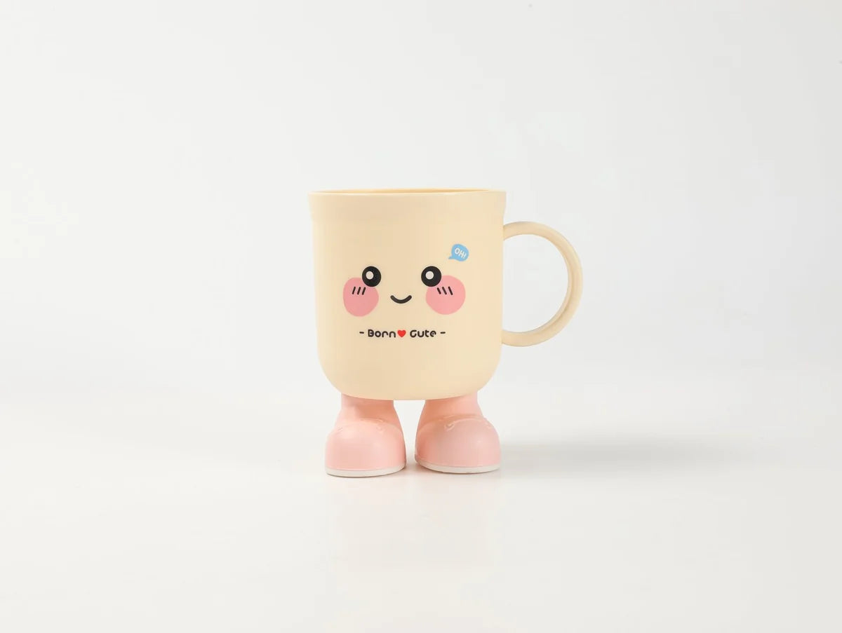 Rosa Macaron Zahnputzbecher mit Cartoonmotiv auf weißem Hintergrund