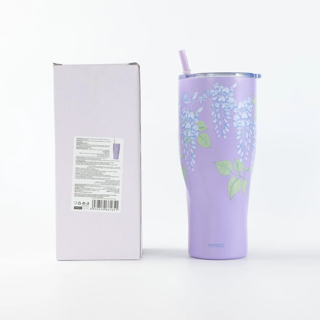 Floraler Isolierbecher mit Strohhalm in Lila quadratische Ansicht auf weißem Hintergrund