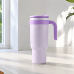 Macaron Isolierbecher mit Henkel 1200 ml in Lila quadratische Szenenansicht