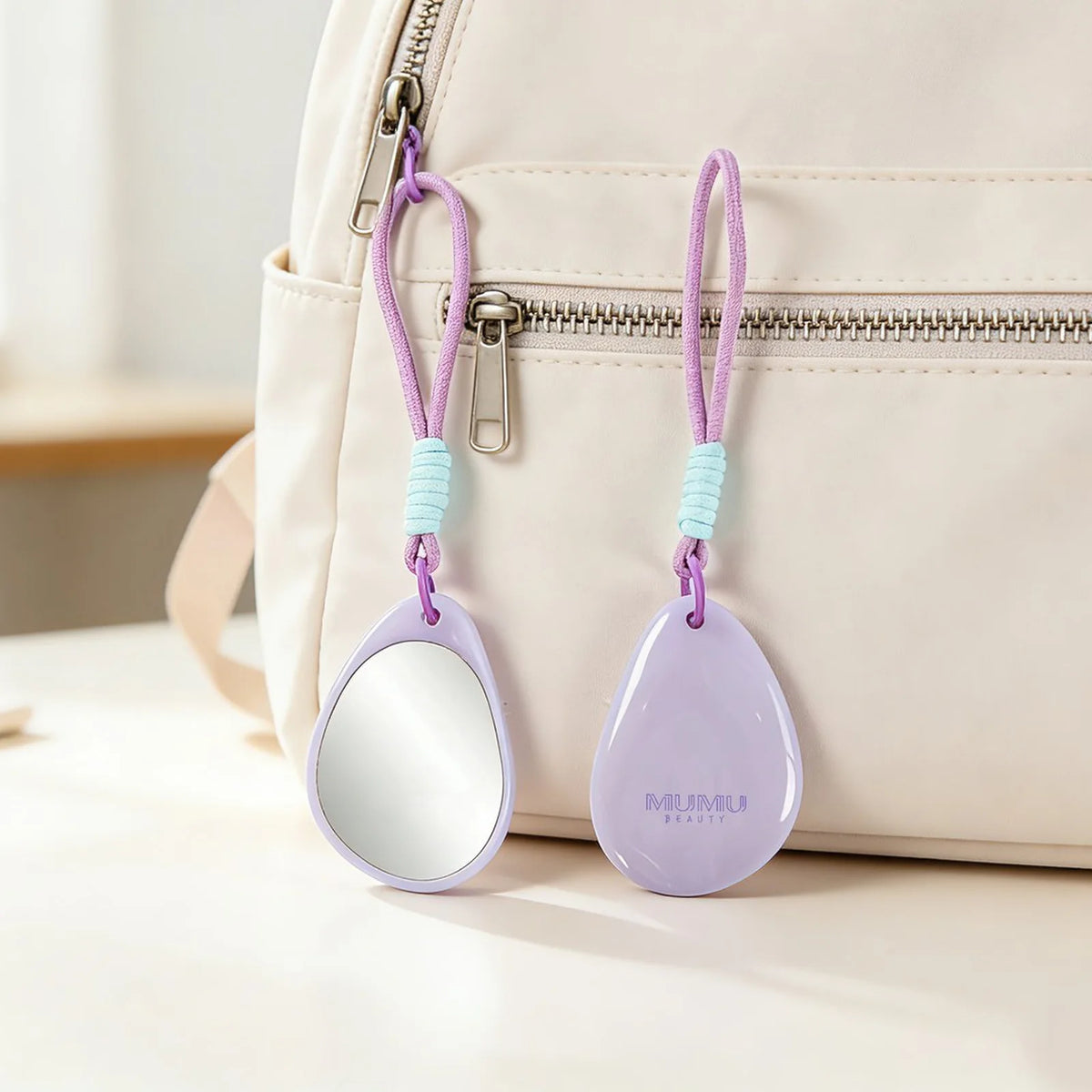Mango geformter Mini Taschenspiegel in Lila quadratische Szenenansicht
