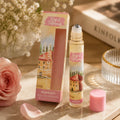 Afternoon Breeze Roll On Parfüm Rose und Patchouli mit Verpackung in warmer Szene