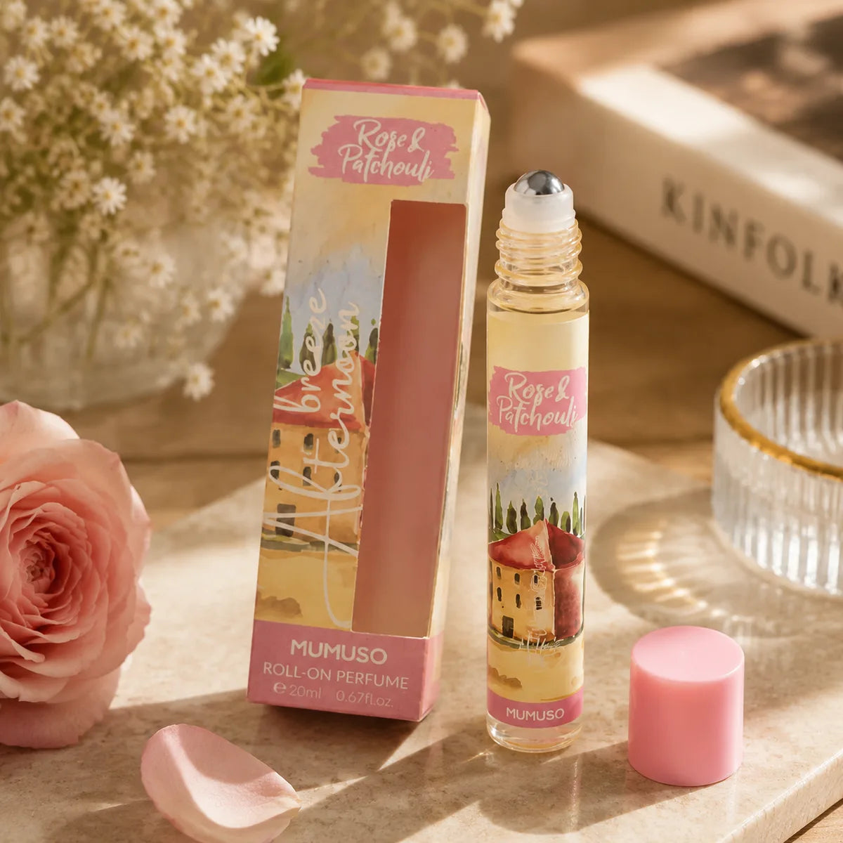 Afternoon Breeze Roll On Parfüm Rose und Patchouli mit Verpackung in warmer Szene