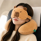 Capybara Nackenkissen und Schlafmaske bei einer Flugreise