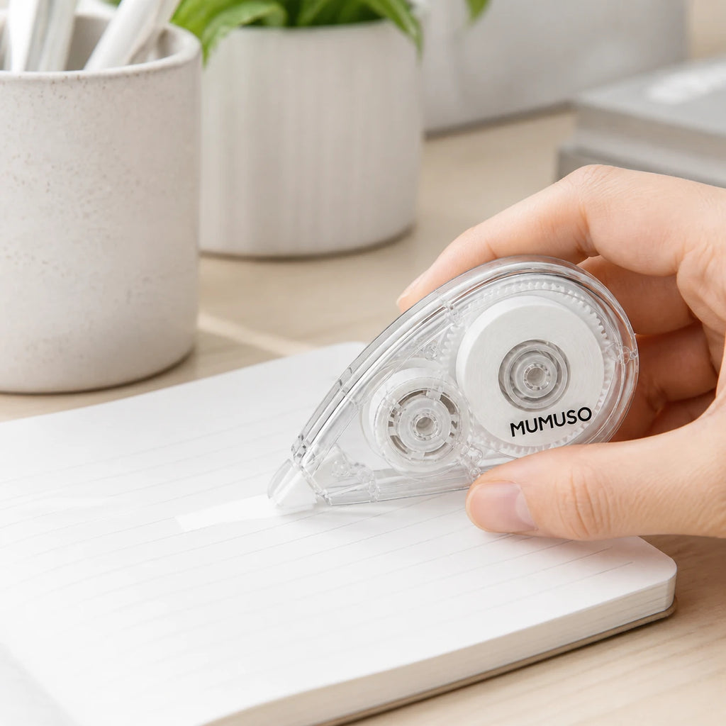 Transparentes Korrekturband bei der Anwendung auf Papier