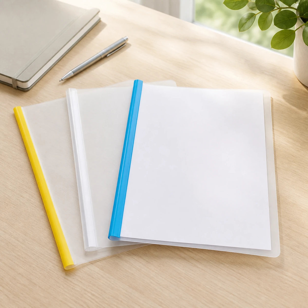 Transparente Schnellhefthüllen mit Einschubleisten auf einem Schreibtisch