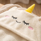 Detail der weichen Oberfläche und Einhorn-Stickerei an der Kapuze