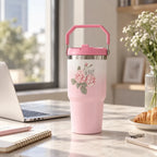 Floraler Isolierbecher 600 ml in Rosa in heller Wohnszene