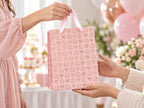 Rosa Geschenktasche mit Herzfolienprägung beim Überreichen