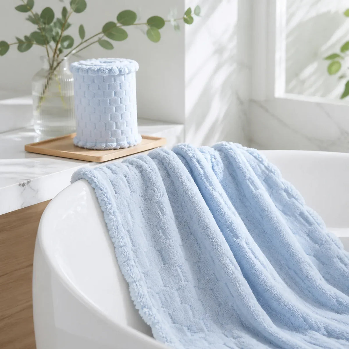 Hellblaues MUMUSO Macaron Oversize-Badetuch an einer Badewanne