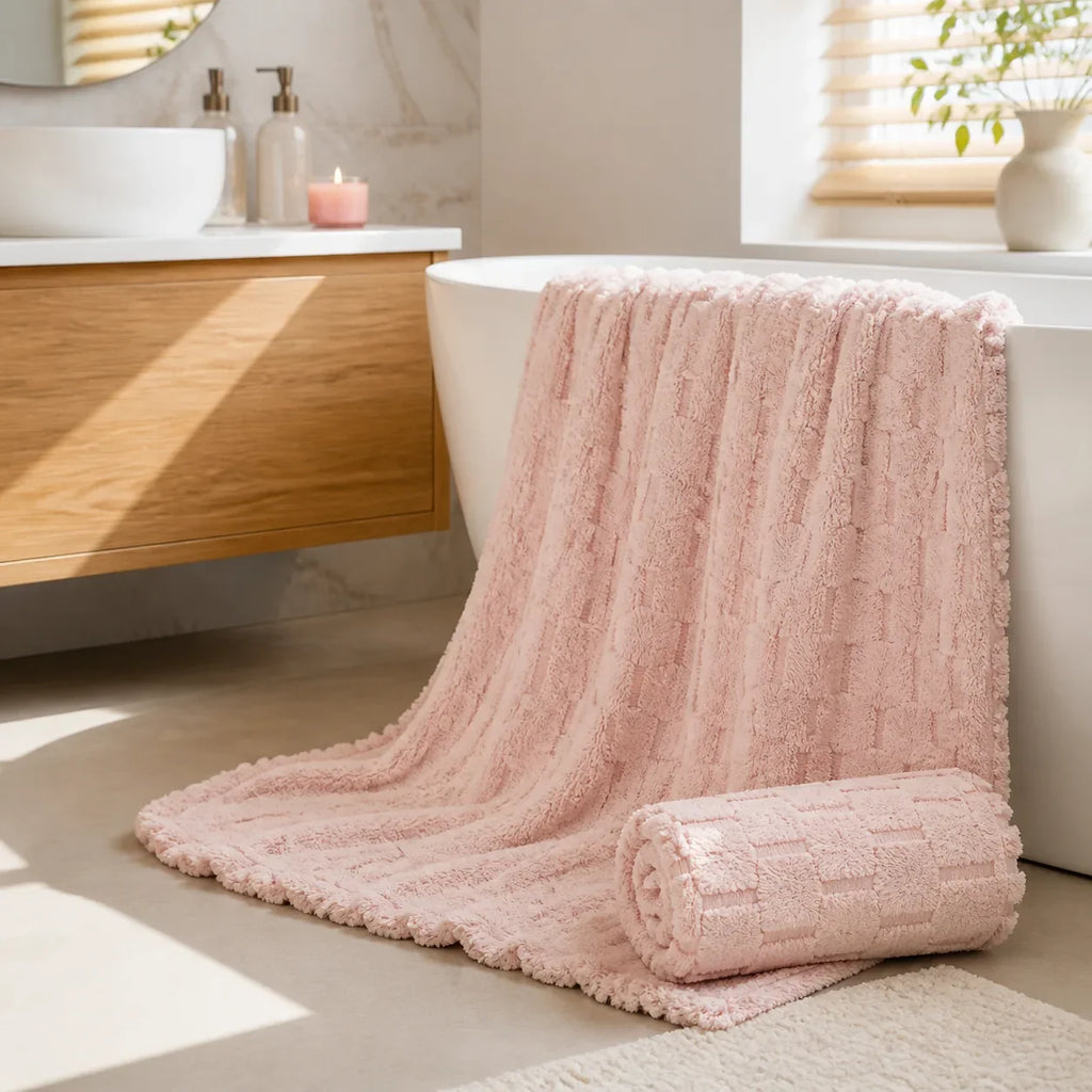 Hellrosa MUMUSO Macaron Oversize-Badetuch in einem hellen Badezimmer