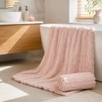 Hellrosa MUMUSO Macaron Oversize-Badetuch in einem hellen Badezimmer