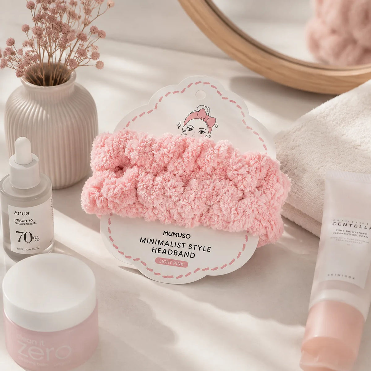 Hellrosa minimalistisches Haarband der Macaron-Serie in einer Pflegeszene
