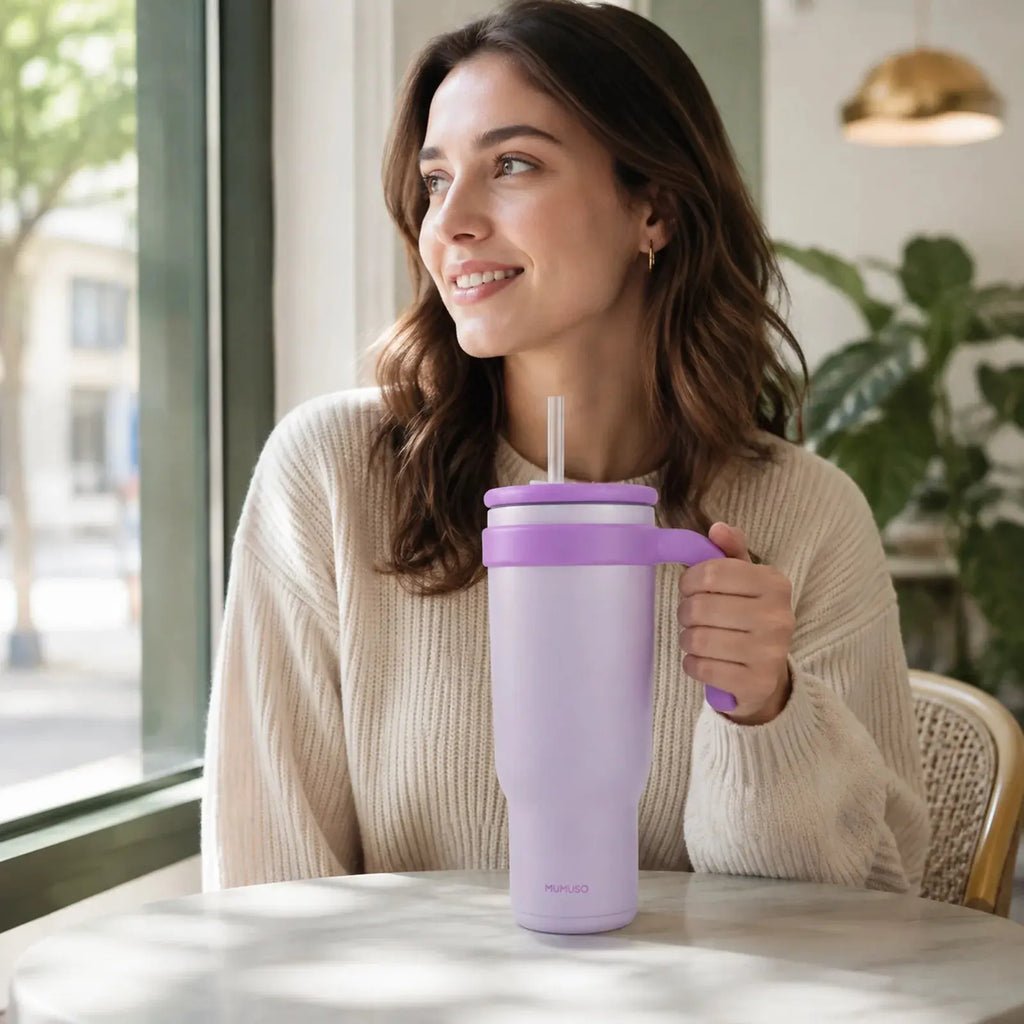 Frau mit lila Macaron Isolierbecher mit Henkel 1200 ml im Café
