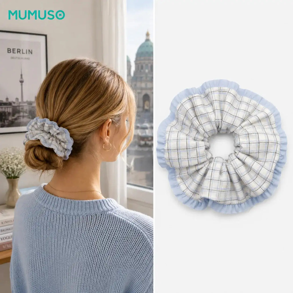 Blau karierter MJ Scrunchie mit hellblauem Volantrand